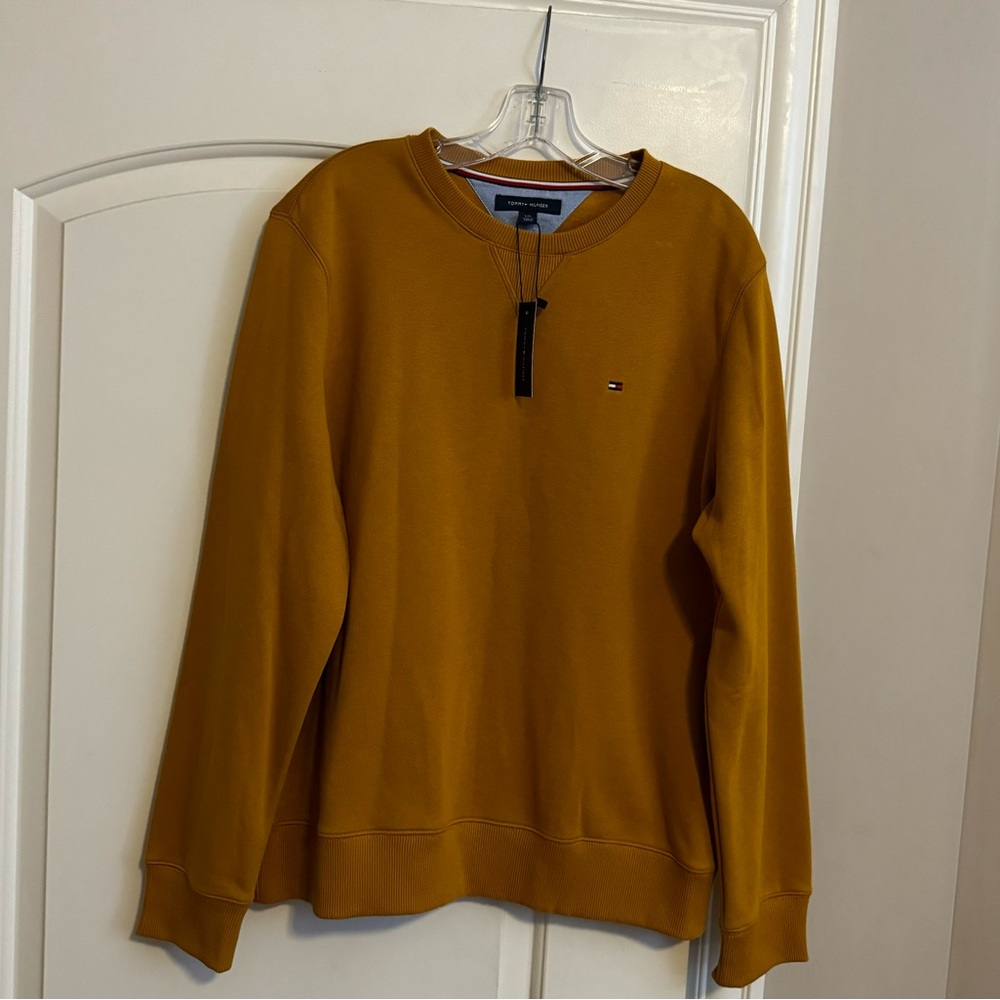 Brand new “Tommy Hilfiger “sweater for men.Size-L,color-khaki.🧡